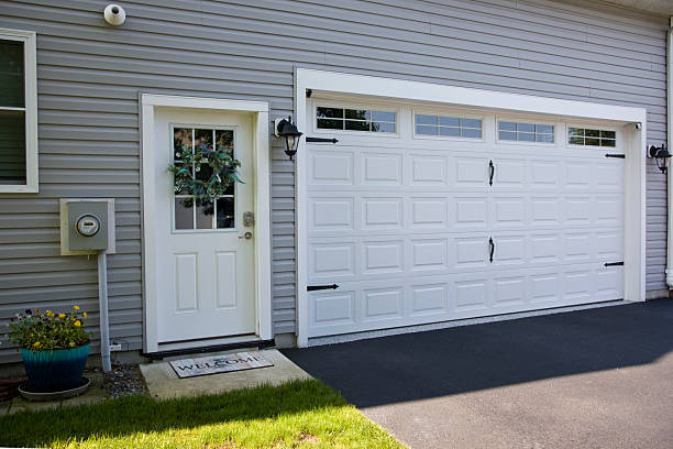 24/7 Emergency Garage Door Panel Replacement experts in Burke Centre, VA